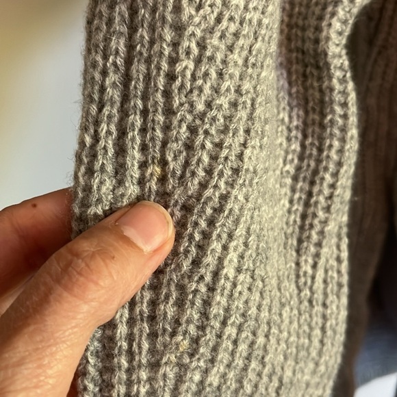 Vince,Traveling  Rib V Neck Sweater in
Heather Steel. Cashmere blend. - Picture 15 of 15